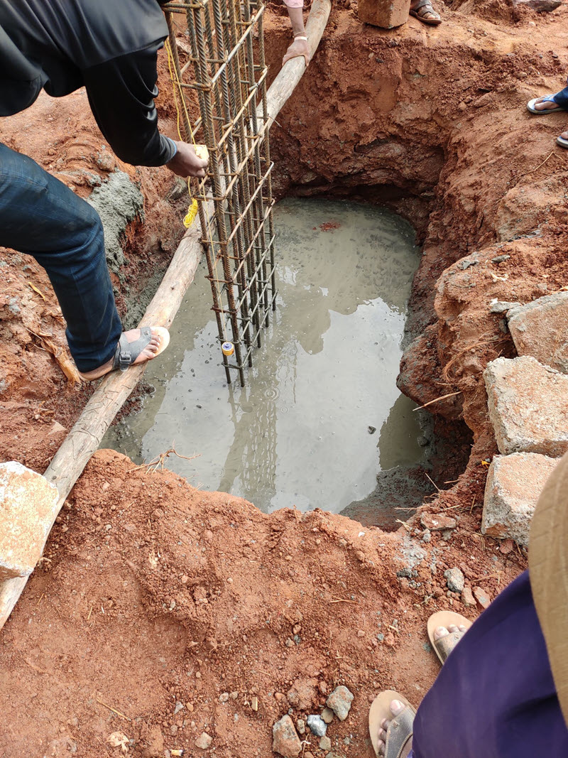 mason checking pillar stright or not